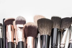 como limpiar y lavar las brochas de maquillaje
